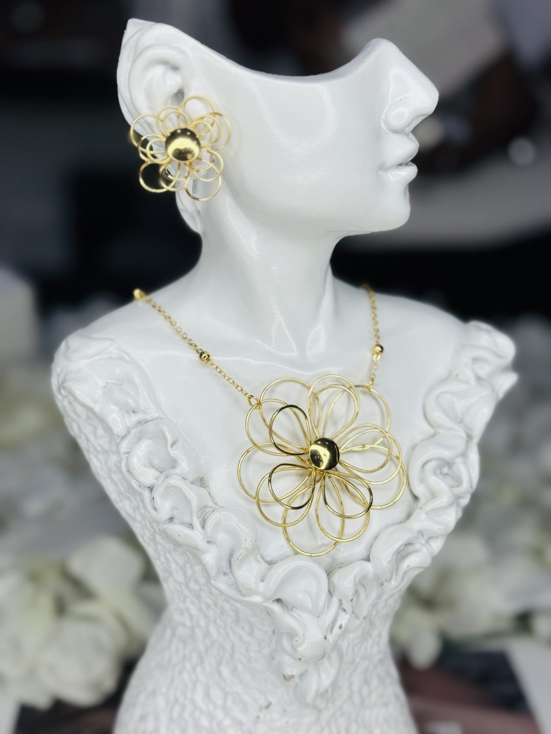 004 Flowery necklace and earrings