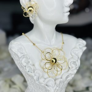 004 Flowery necklace and earrings