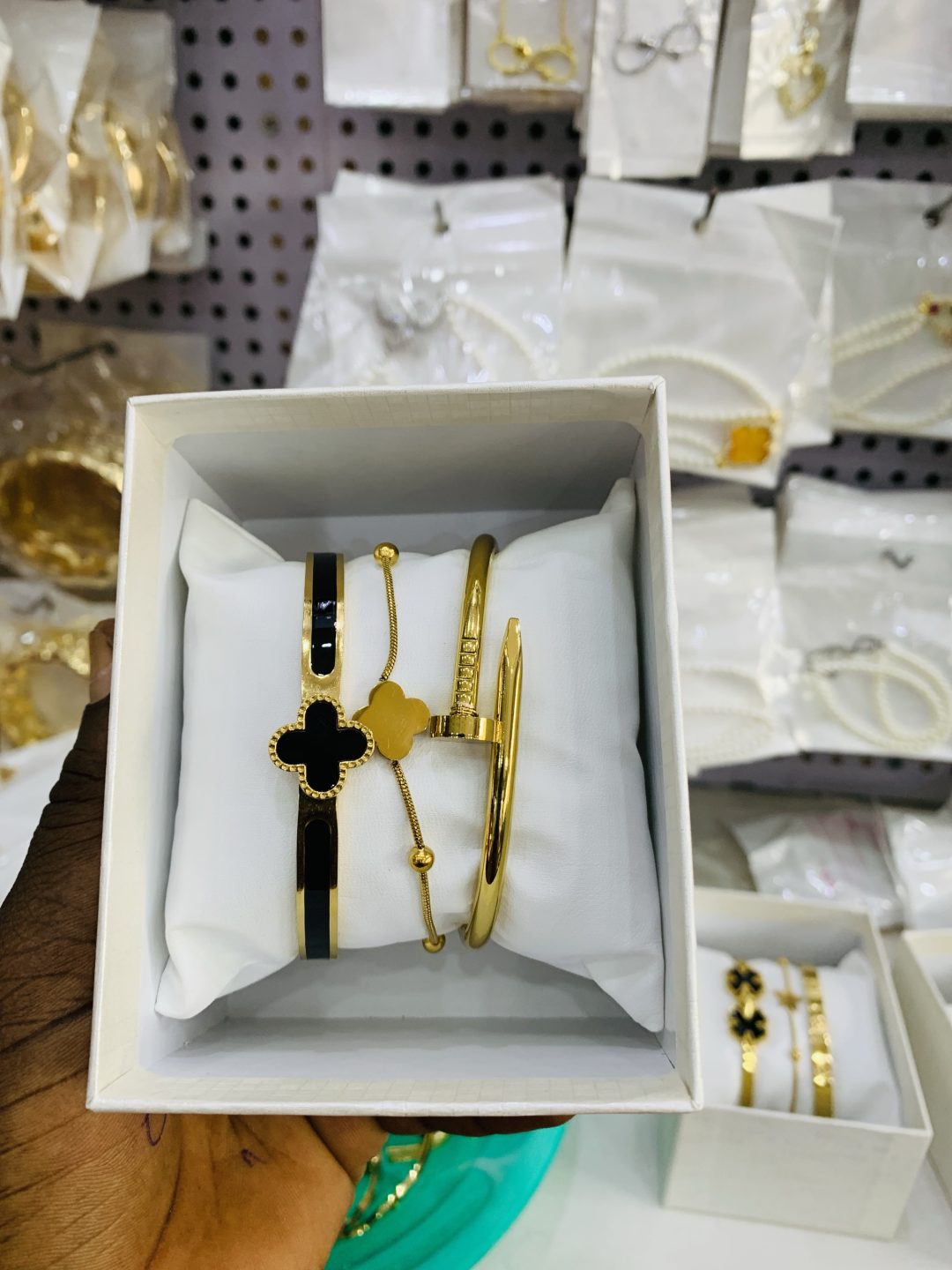 VCA bracelet combo with box - Image 4