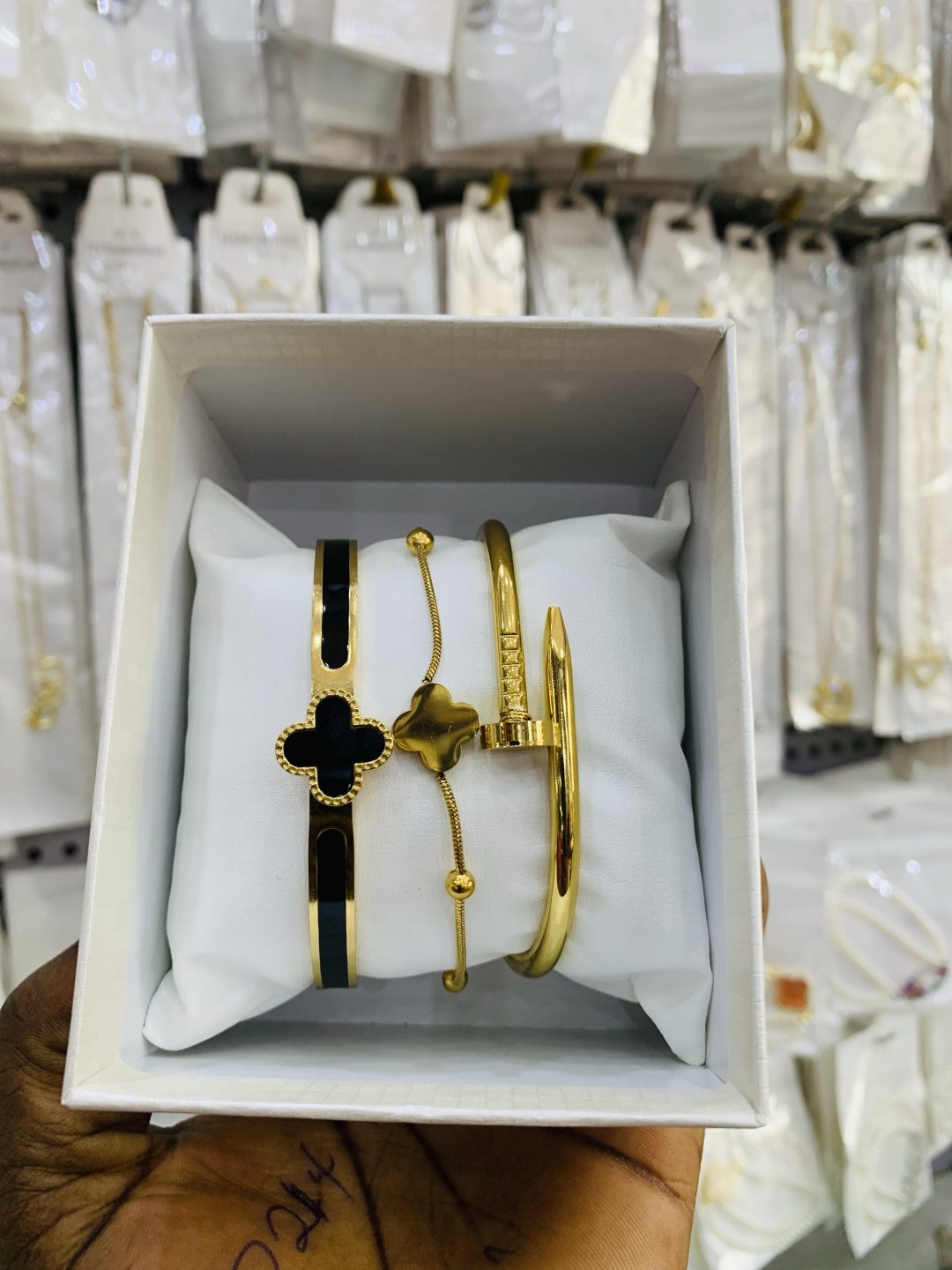 VCA bracelet combo with box - Image 2