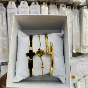 VCA bracelet combo with box