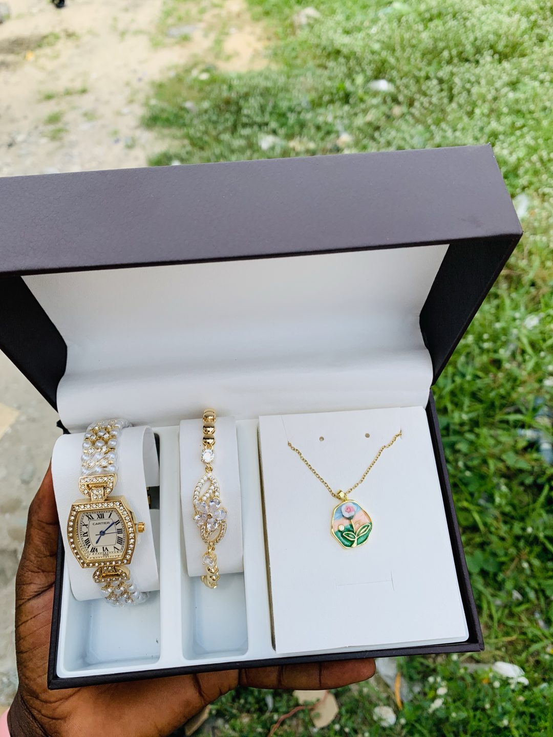 Cattier Gold white face Luxury set