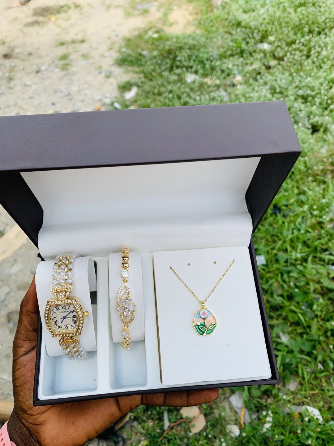 Cattier Gold white face Luxury set - Image 4