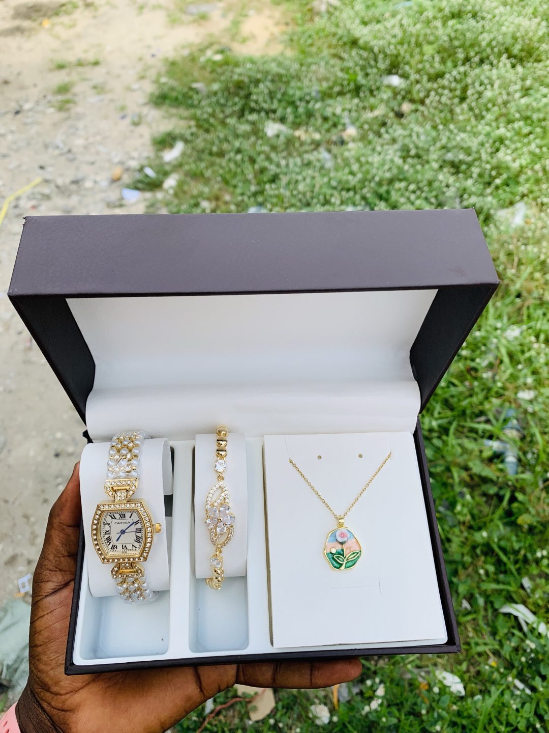 Cattier Gold white face Luxury set - Image 2