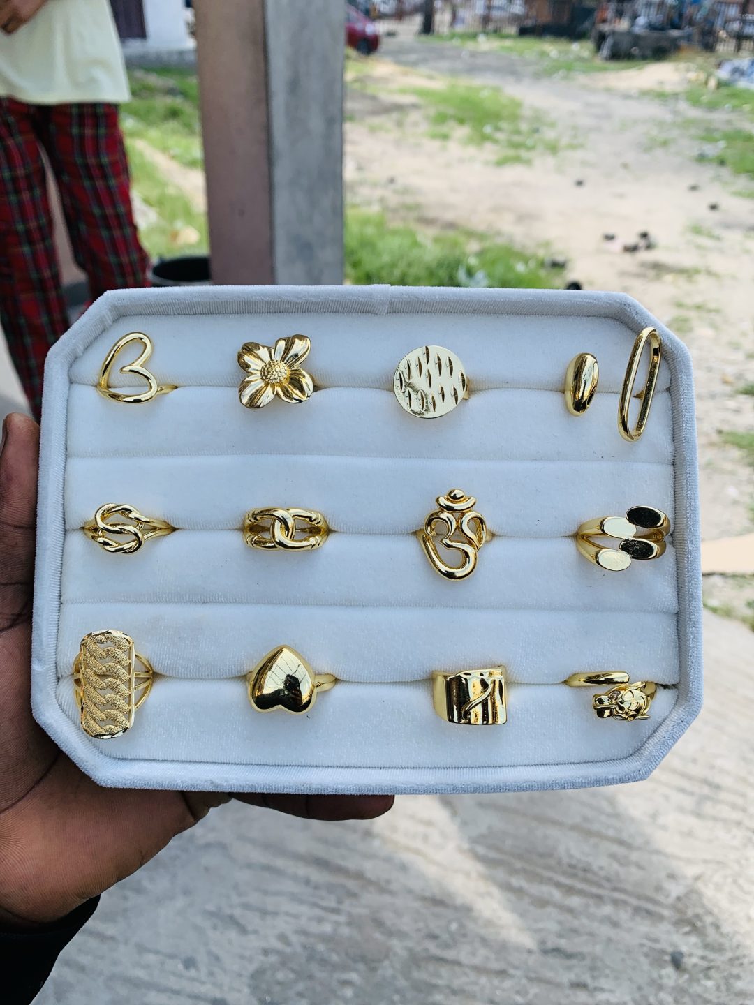 A Dozen of fashion rings 009 - Image 4