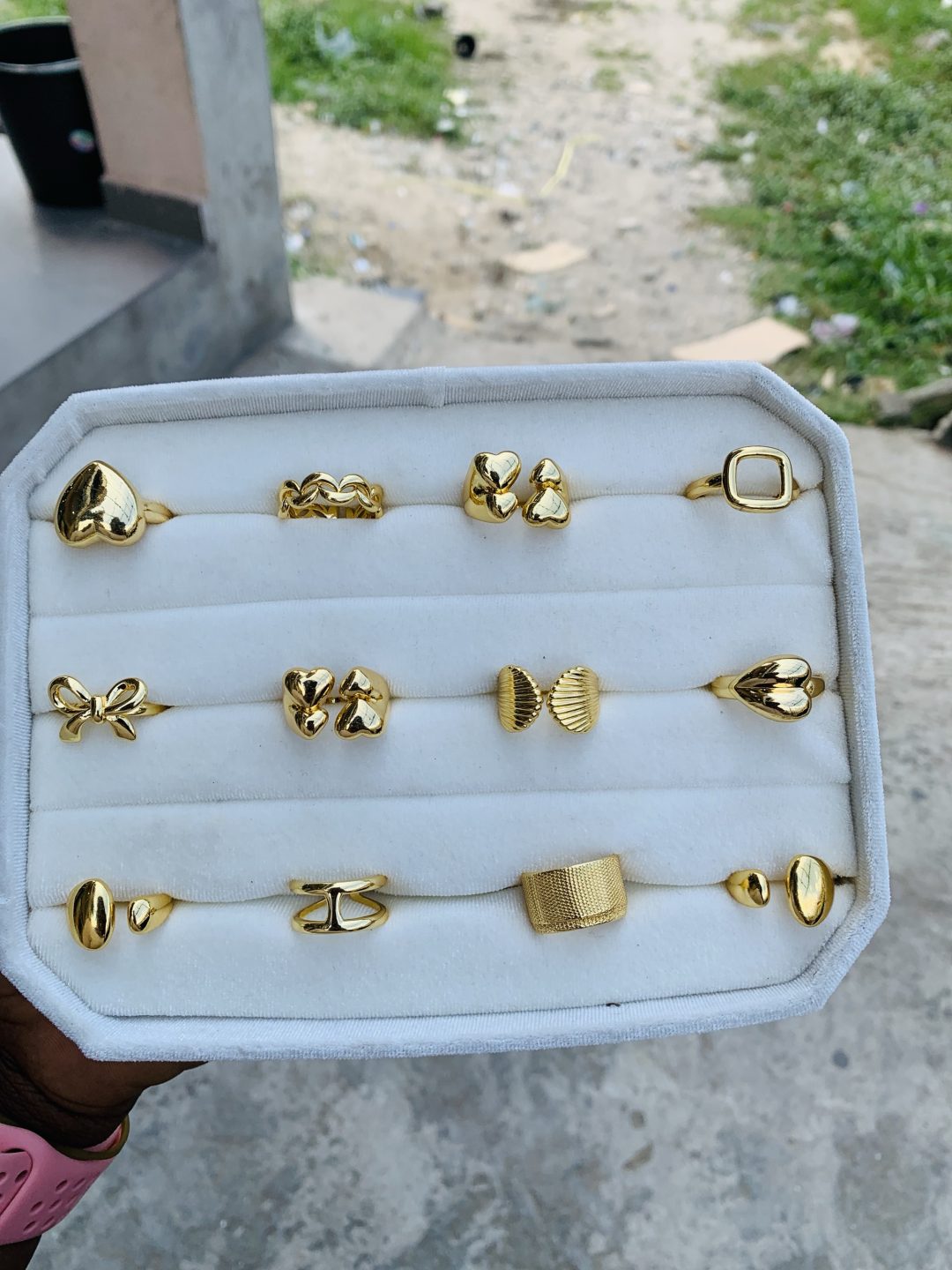 A dozen of fashion rings - Image 4