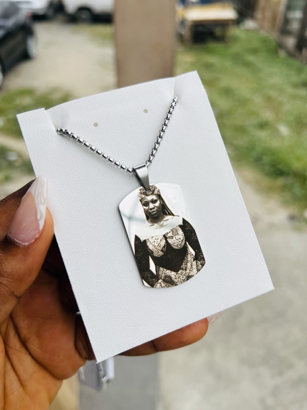 Silver picture engraved necklace - Image 2