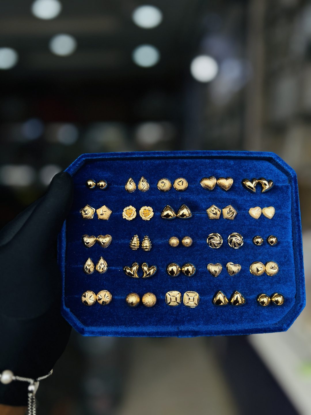 Steel stud earrings exactly as seen(25pcs) - Image 5