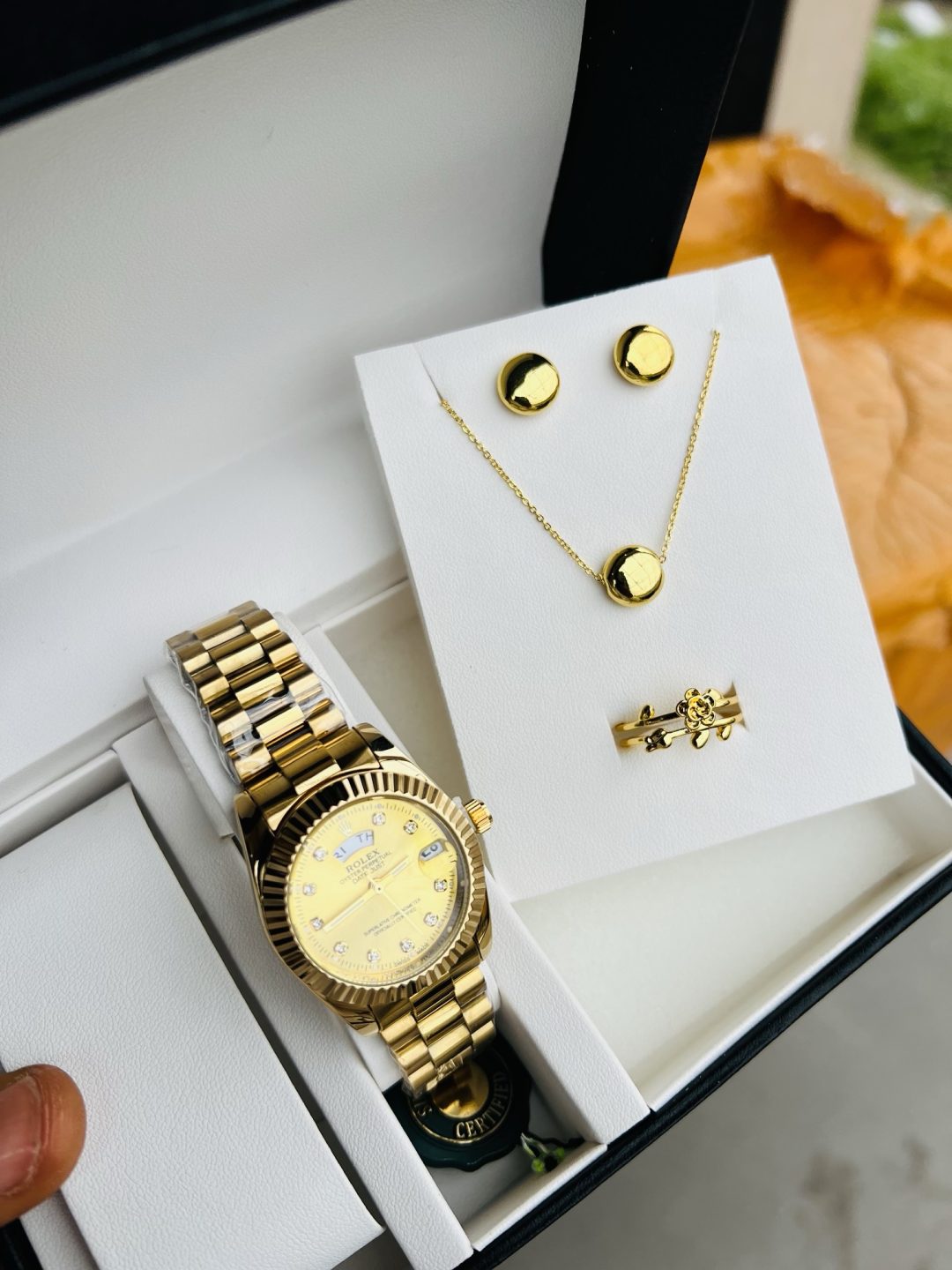 Golden flower female combo with big paper box - Image 2