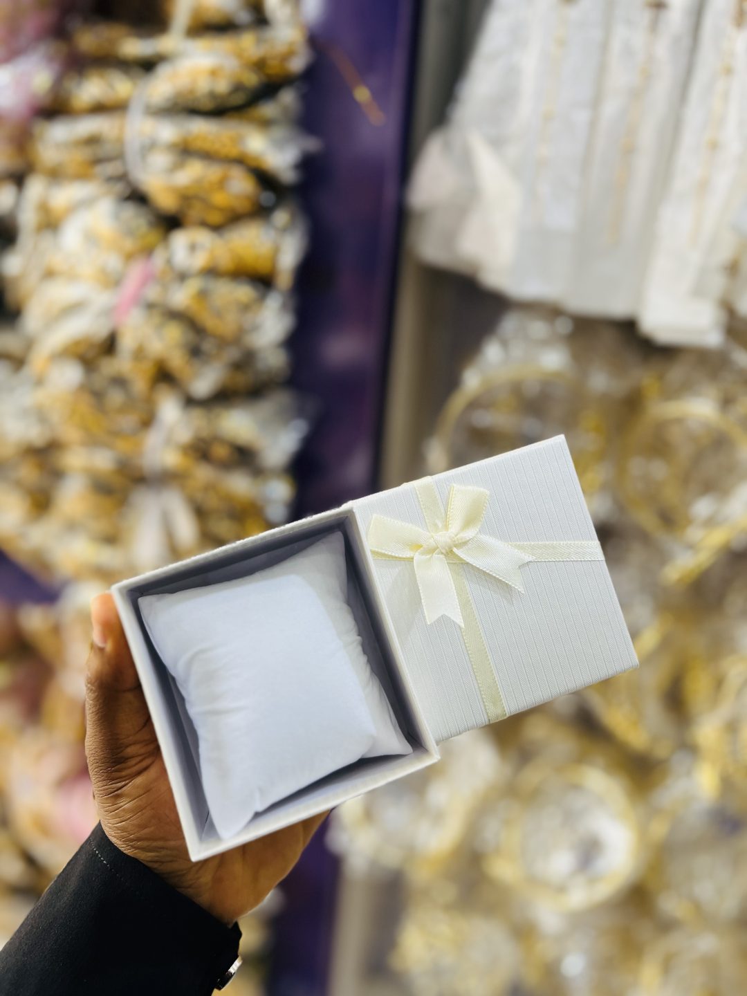 Foam bracelet & watch box - Image 3