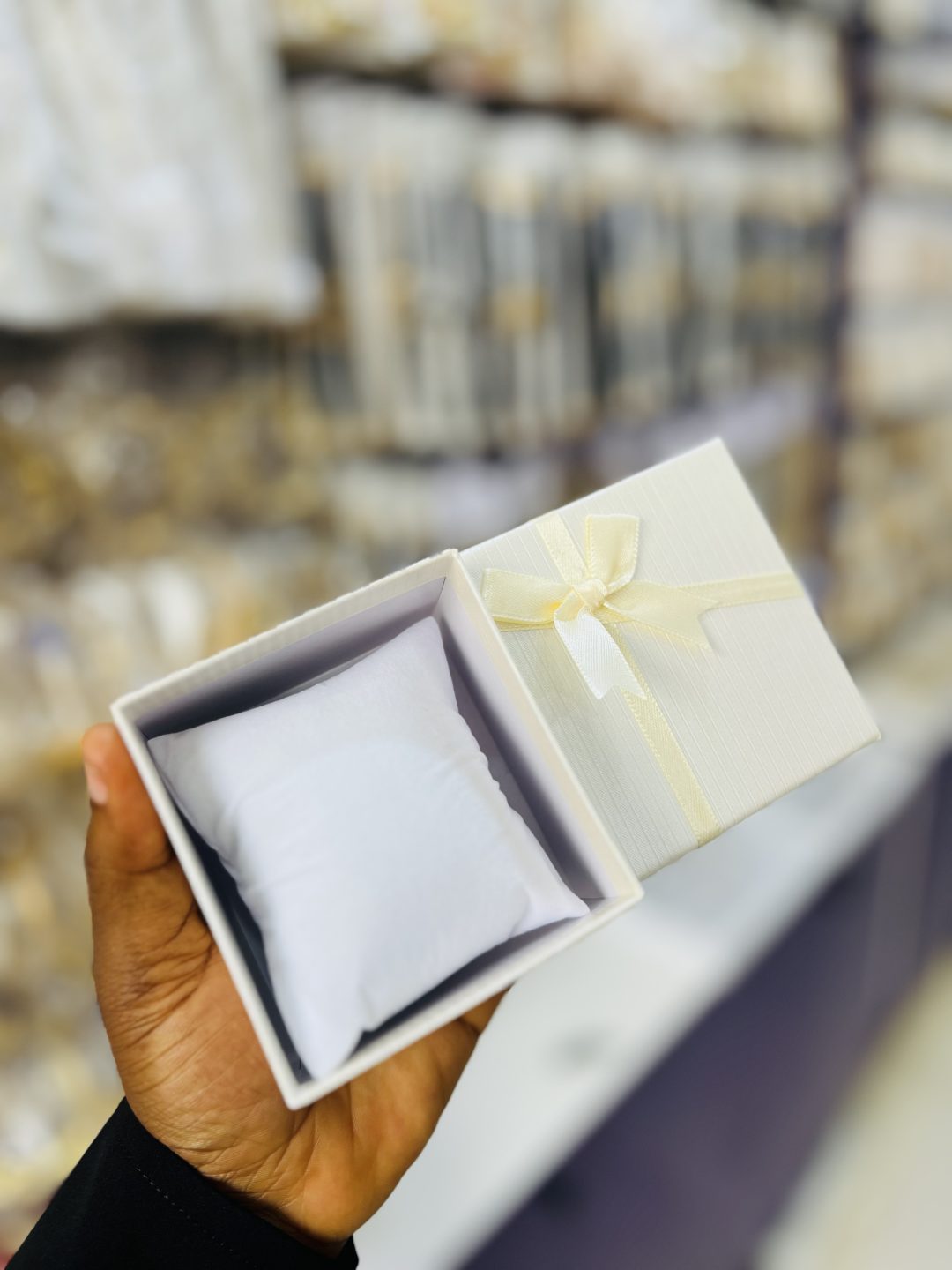 Foam bracelet & watch box - Image 6