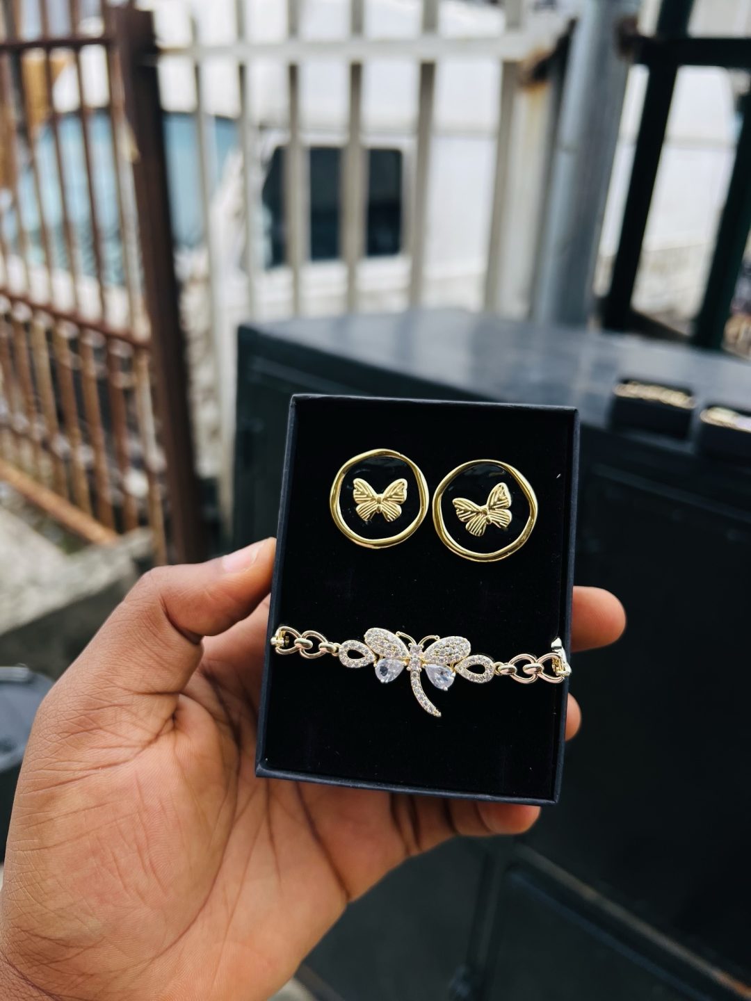 Spectacular earring and bracelet combo with box 001