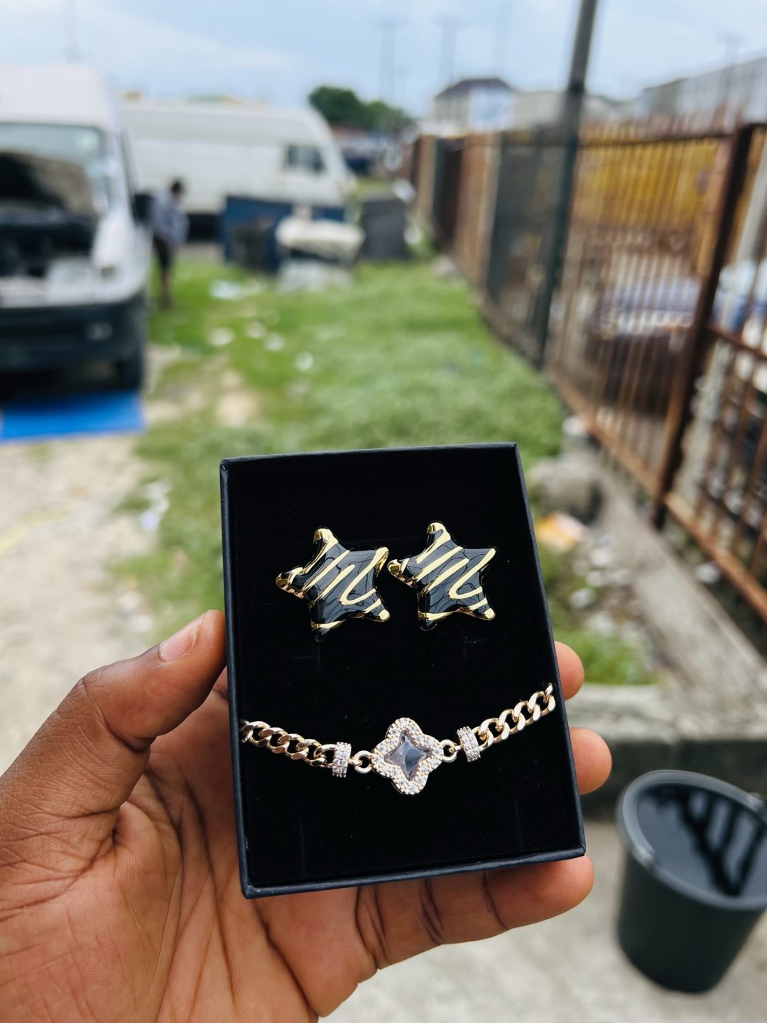 Spectacular earring and bracelet combo with box 002