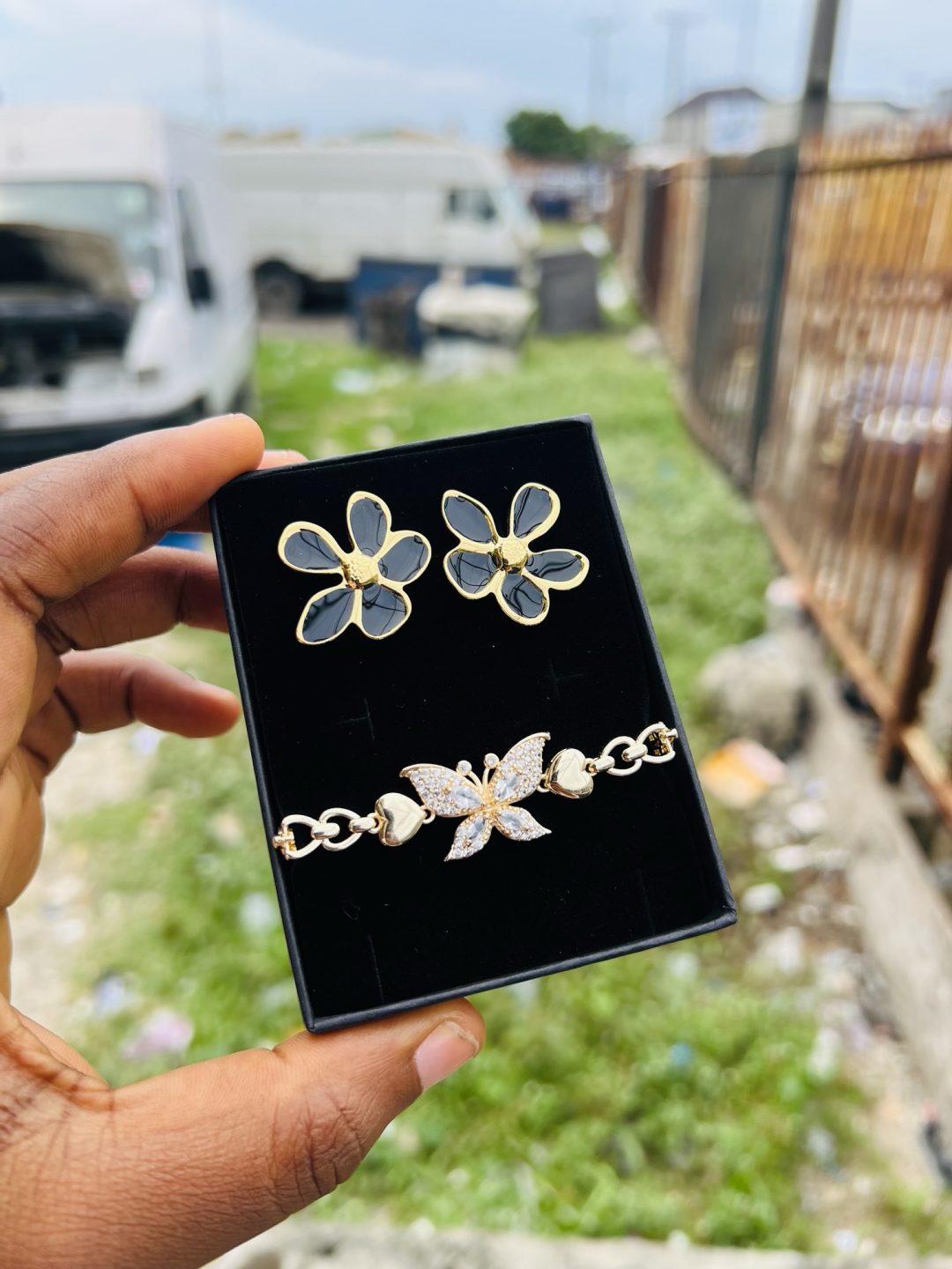 Spectacular earring and bracelet combo with box 005