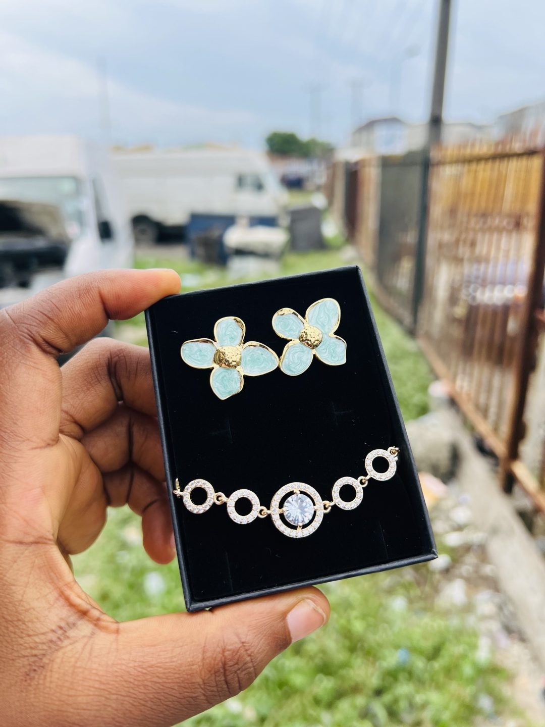 Spectacular earring and bracelet combo with box 006 - Image 3