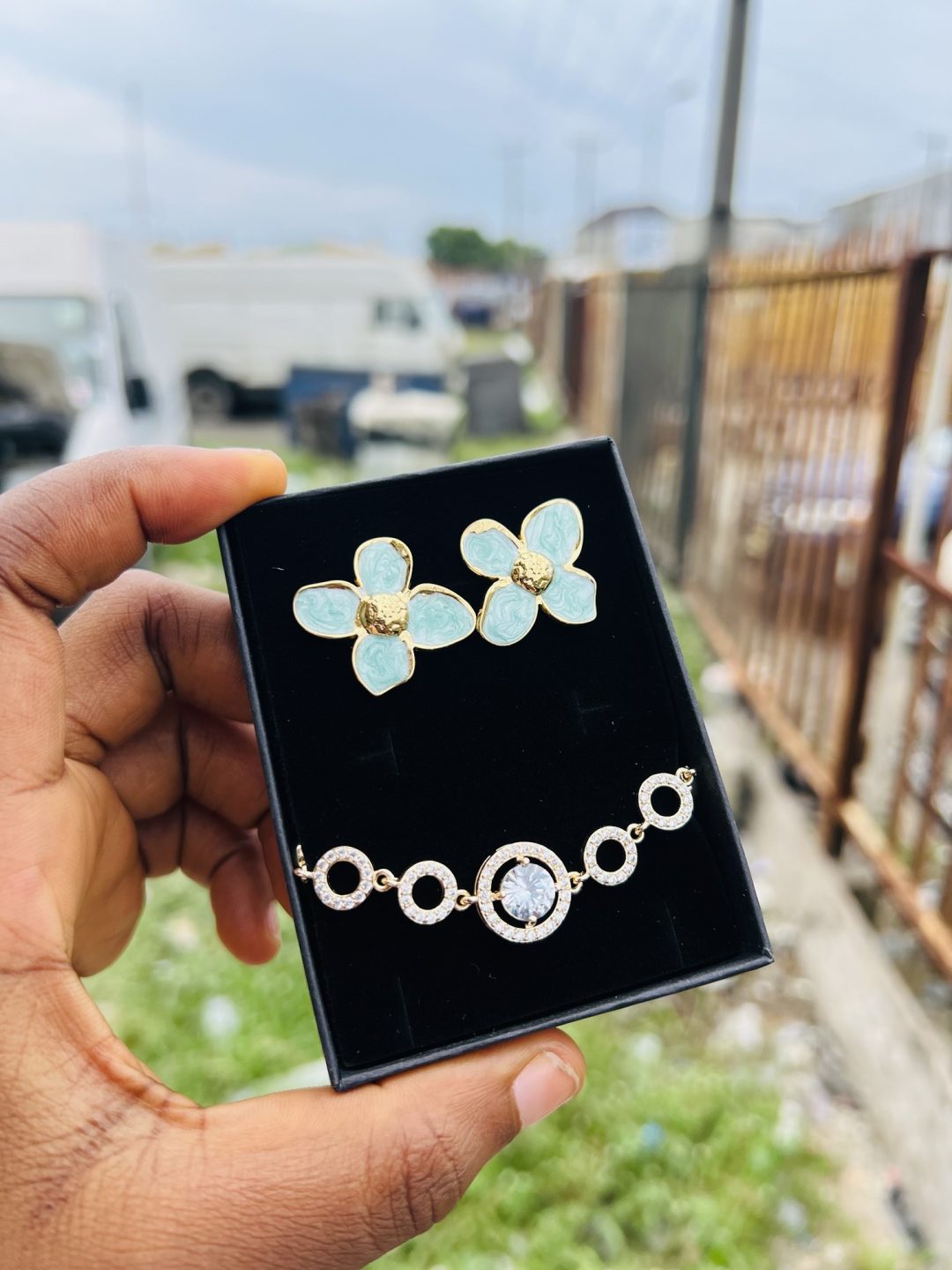 Spectacular earring and bracelet combo with box 006