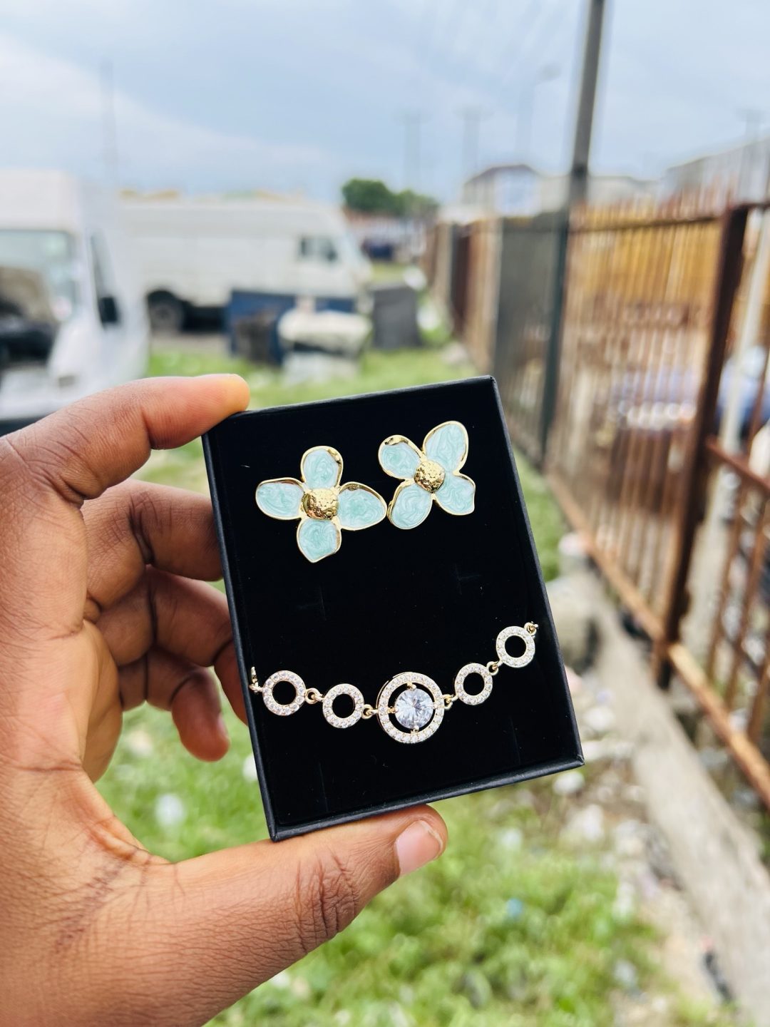 Spectacular earring and bracelet combo with box 006 - Image 2