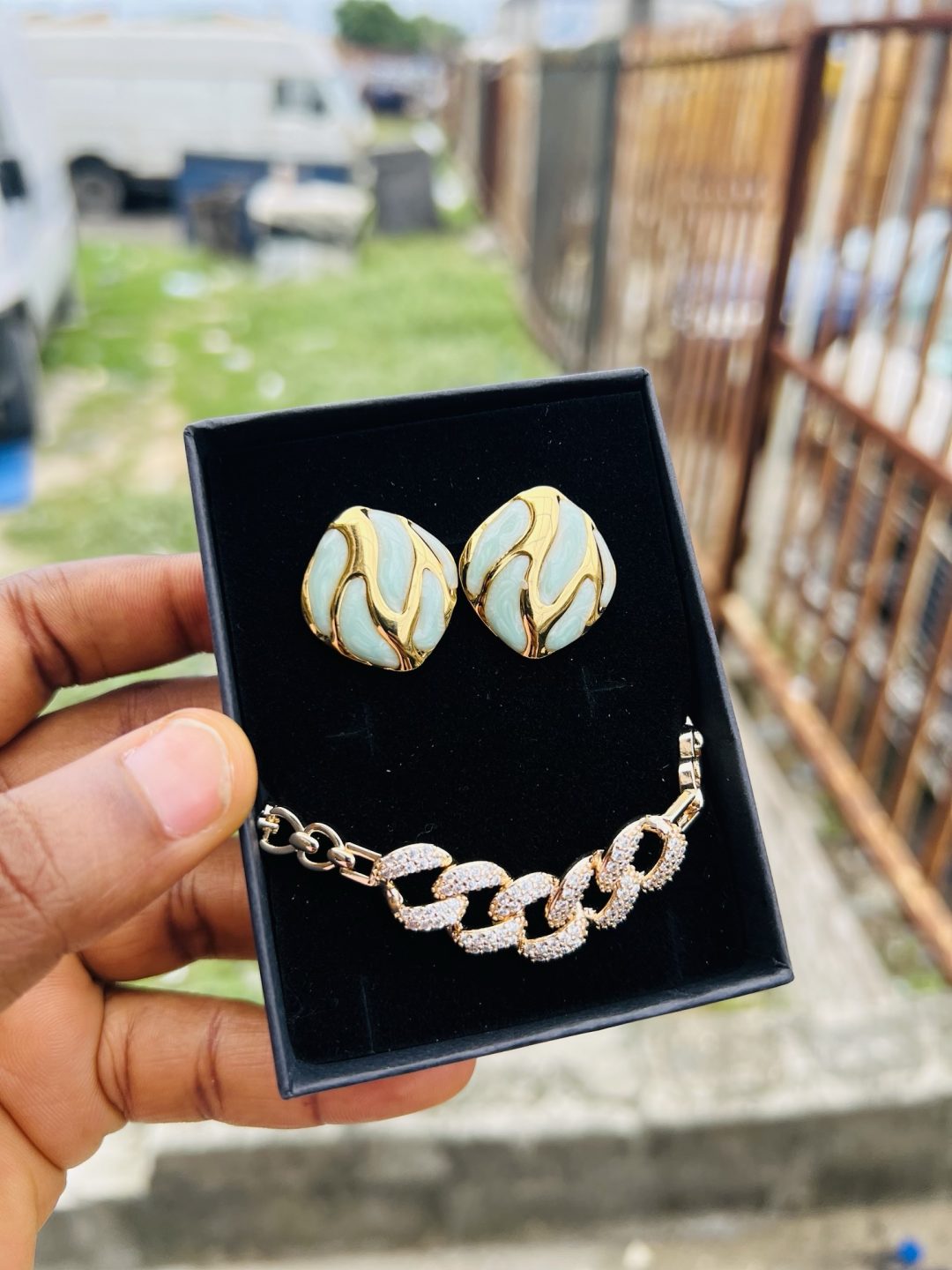 Spectacular earring and bracelet combo with box 008 - Image 2