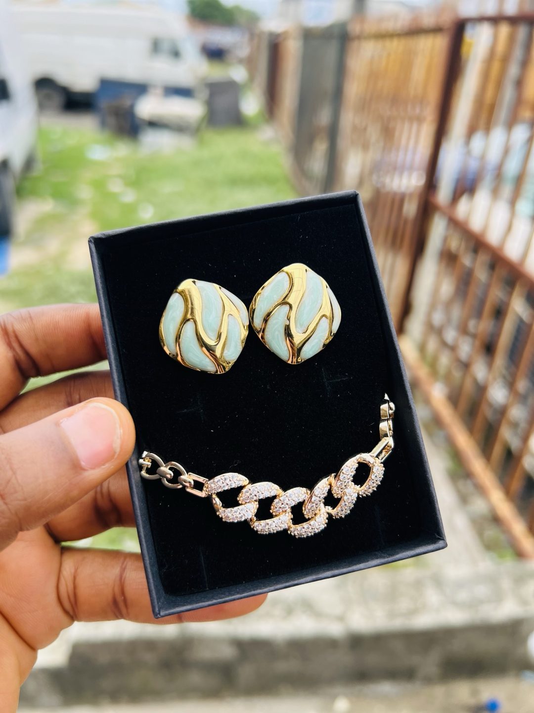 Spectacular earring and bracelet combo with box 008