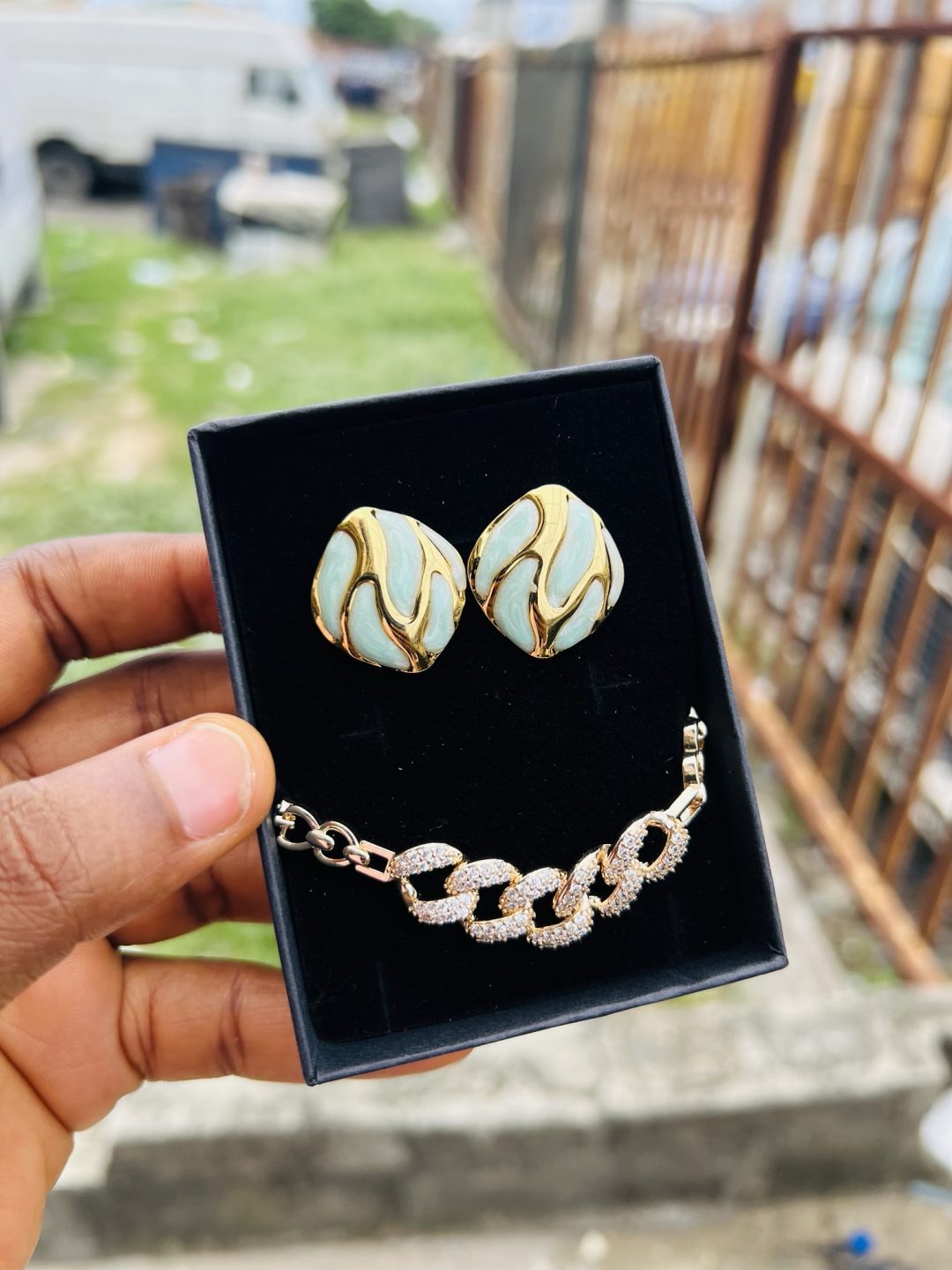 Spectacular earring and bracelet combo with box 008 - Image 3