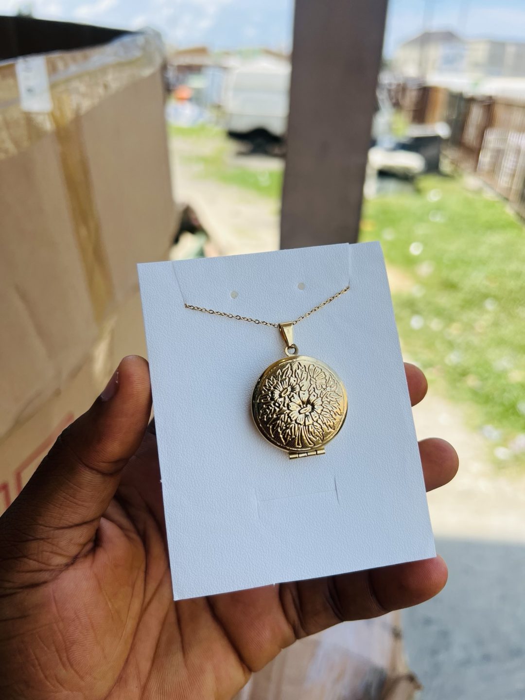 Clamps picture locket