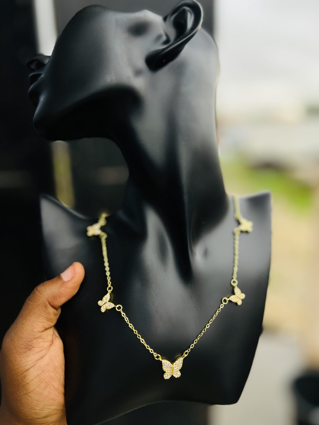 Five butterfly round gold necklace - Image 3