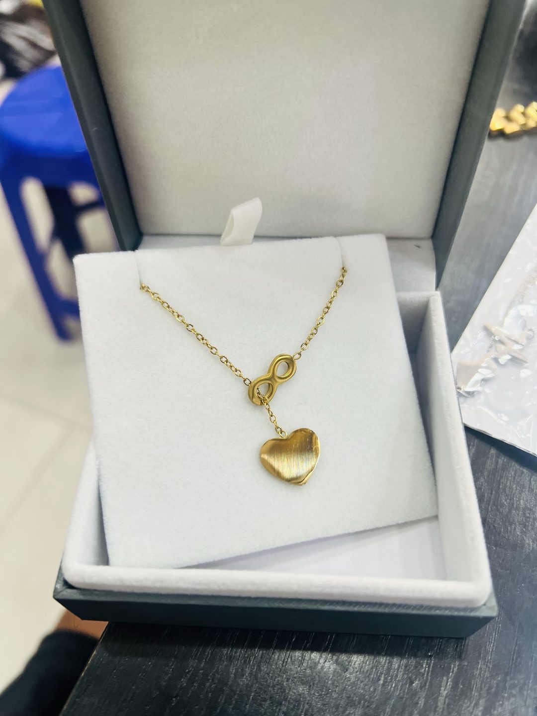Engraved dropping gold love necklace - Image 3