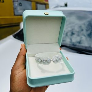 White vca stoned simple moissanite bracelet with exact box!!