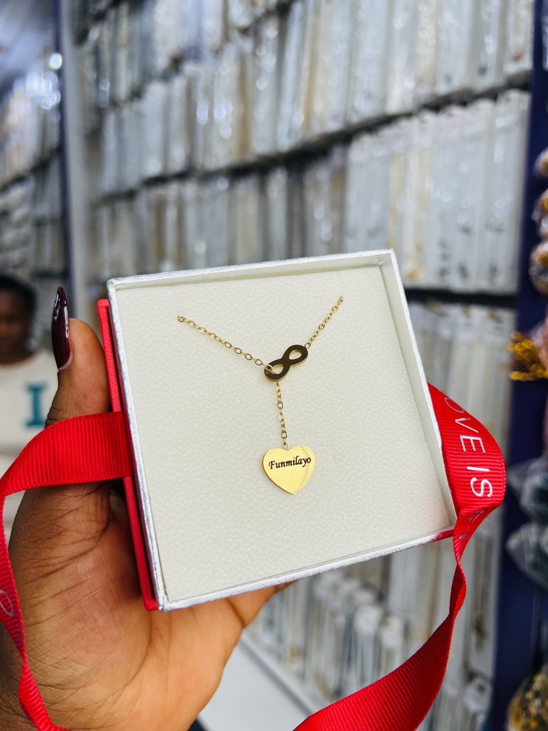 Engraved dropping gold love necklace - Image 4