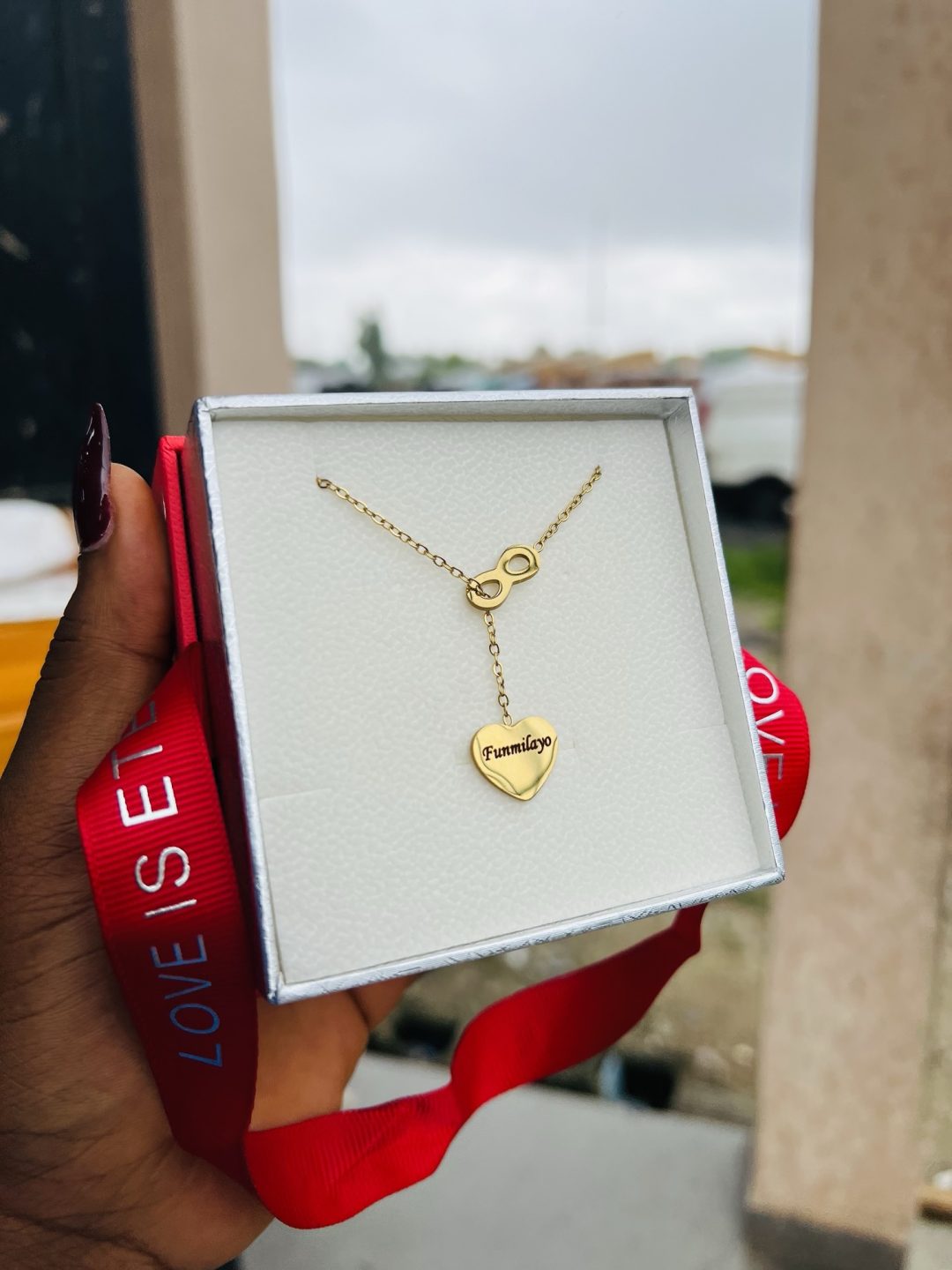 Engraved dropping gold love necklace - Image 6