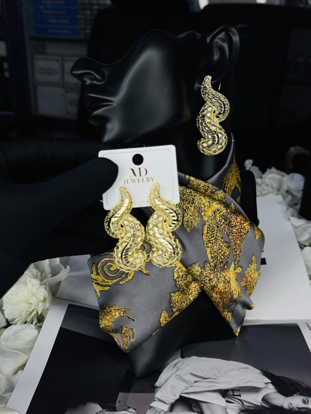MD LUXURY TWIST EARRING - Image 2