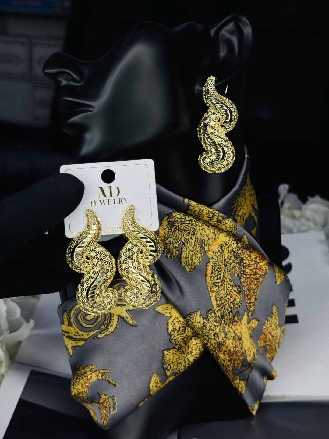 MD LUXURY TWIST EARRING