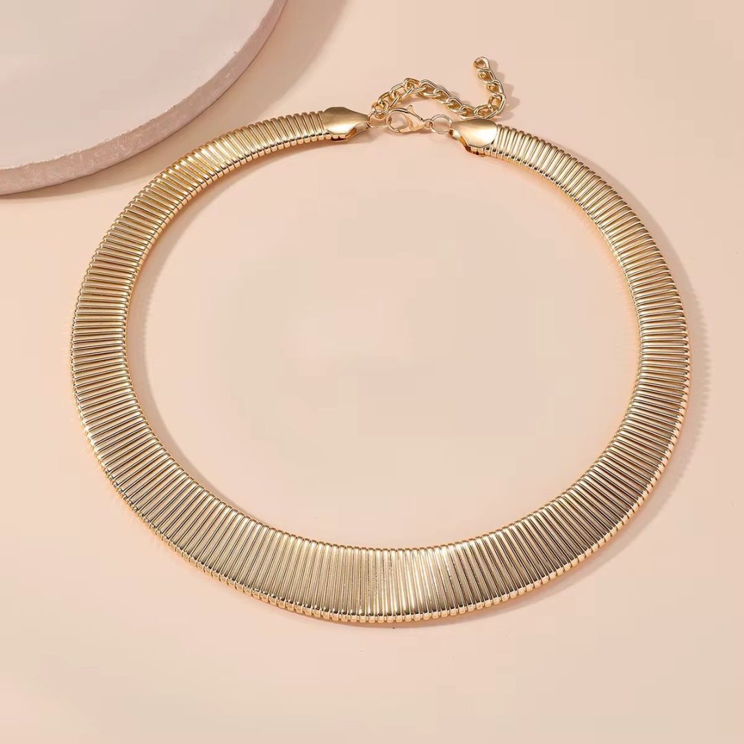 Flat choker gold necklace - Image 2