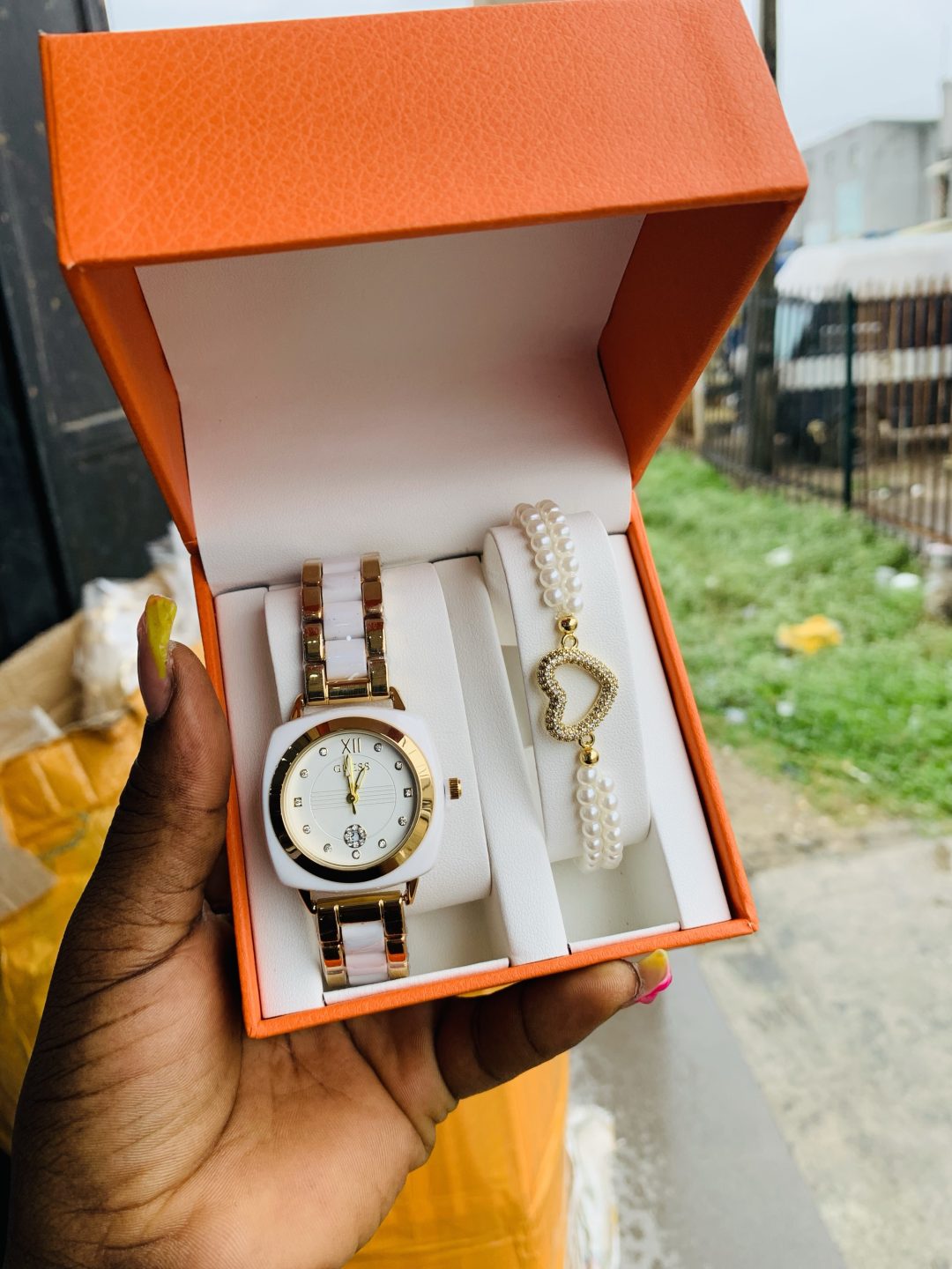 Guess gold set with plastic box - Image 2