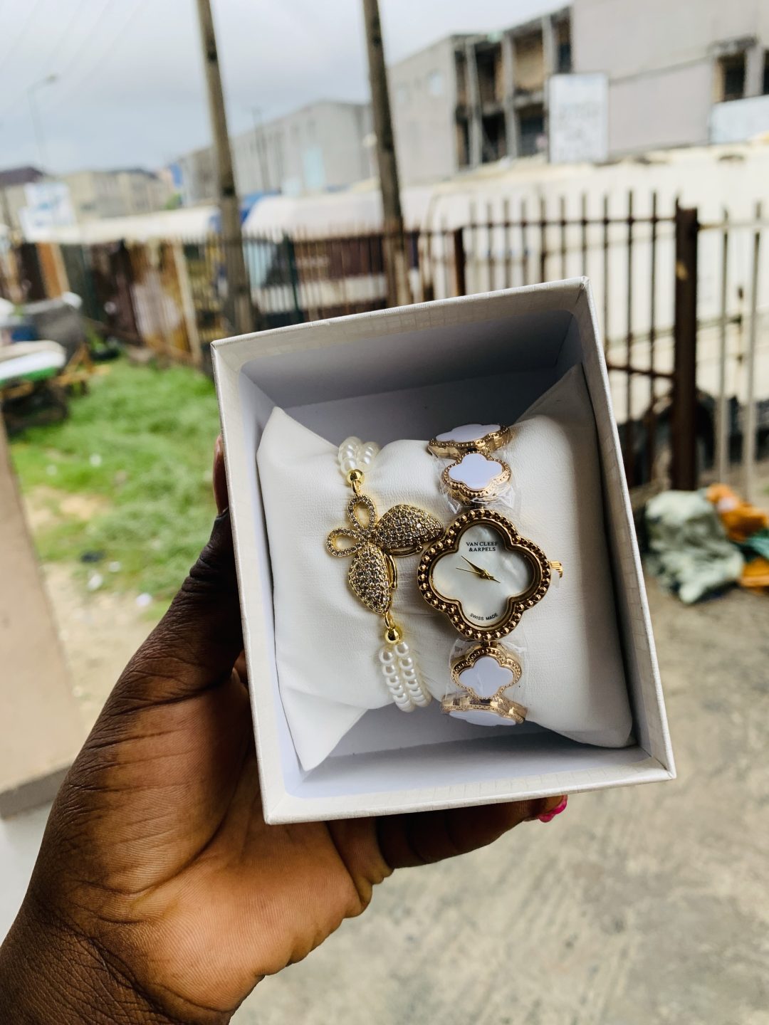 Van Clef gold set with plastic box