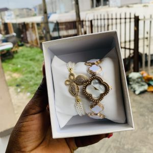 Van Clef gold set with plastic box