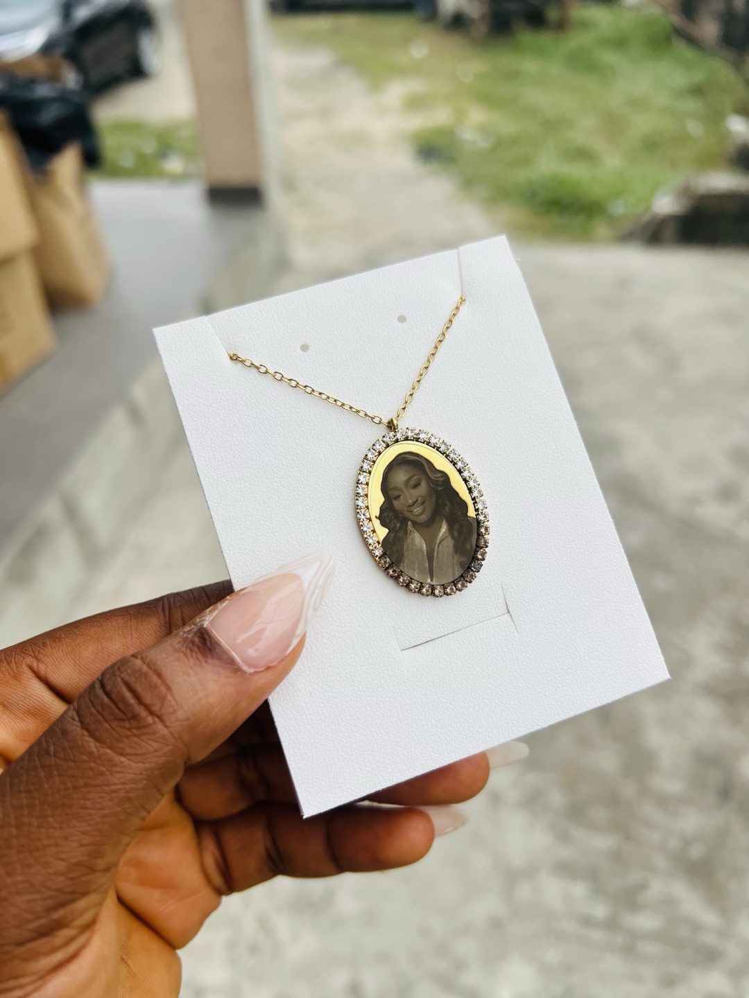 Gold stoned oval picture engraved necklace - Image 6