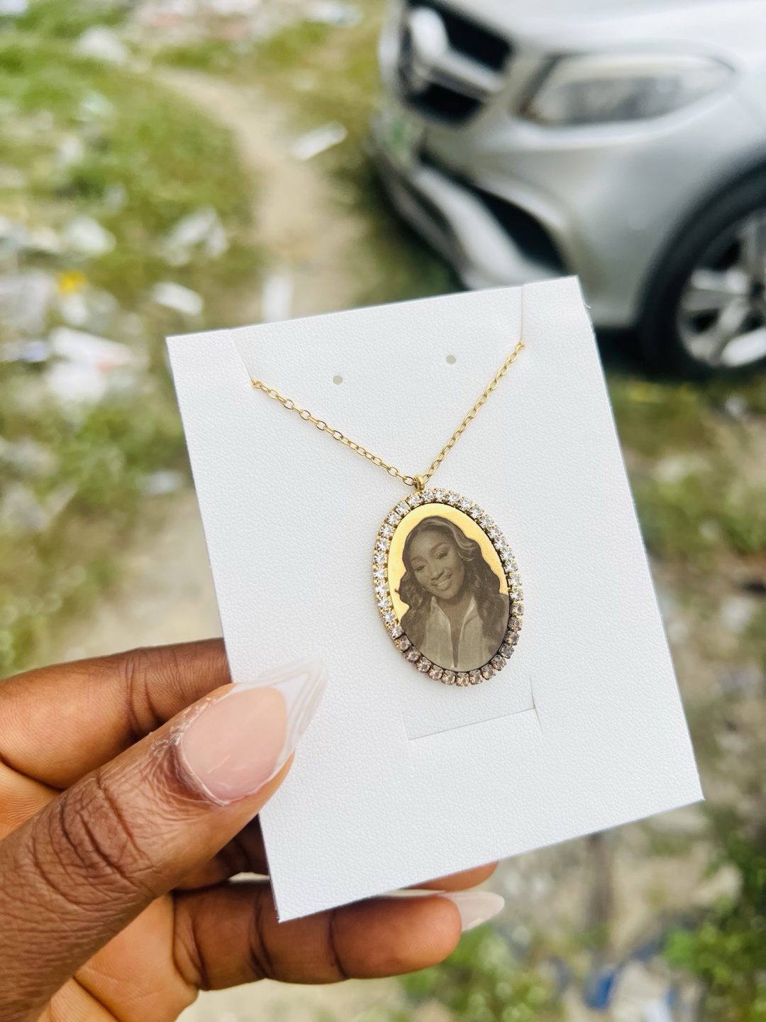 Gold stoned oval picture engraved necklace - Image 7