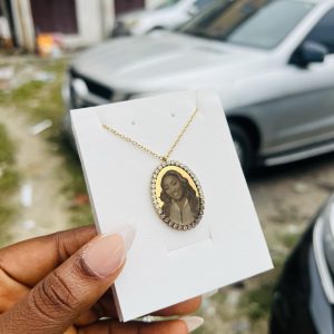 Gold stoned oval picture engraved necklace