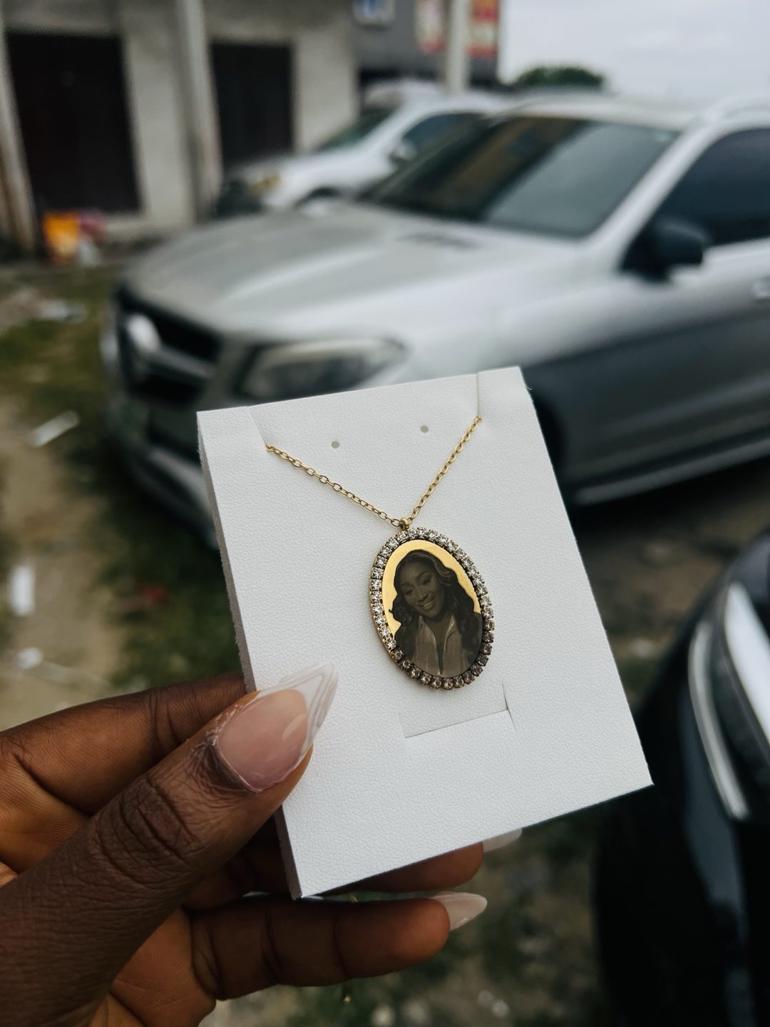 Gold stoned oval picture engraved necklace - Image 3