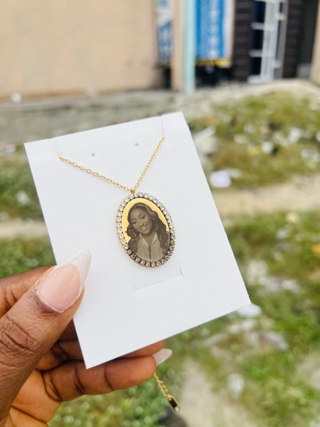 Gold stoned oval picture engraved necklace - Image 4