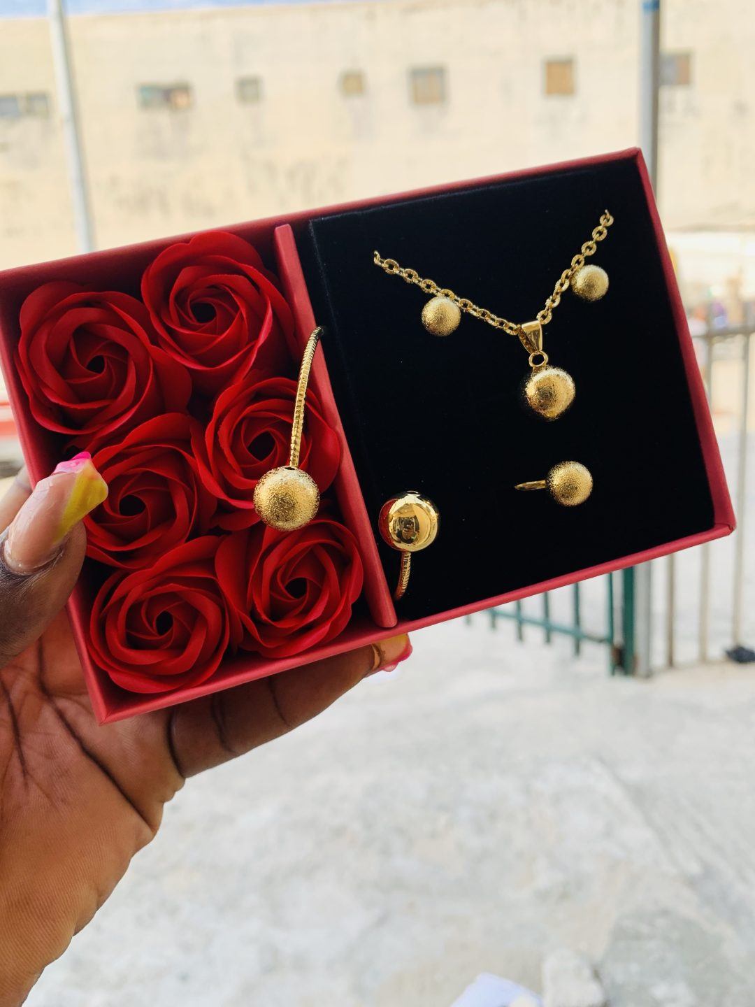 YUE MING GOLD SET WITH EXACT BOX