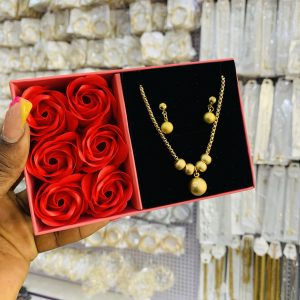YUE Ming gold set with exact box