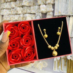 YUE Ming gold set with exact box