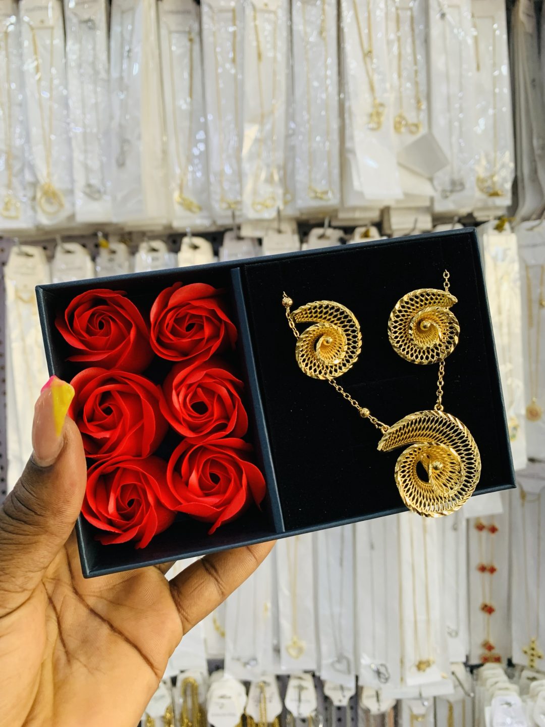 YUE MING GOLD SET WITH EXACT BOX