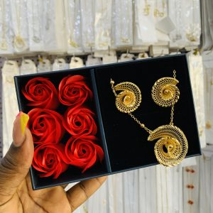 YUE MING GOLD SET WITH EXACT BOX