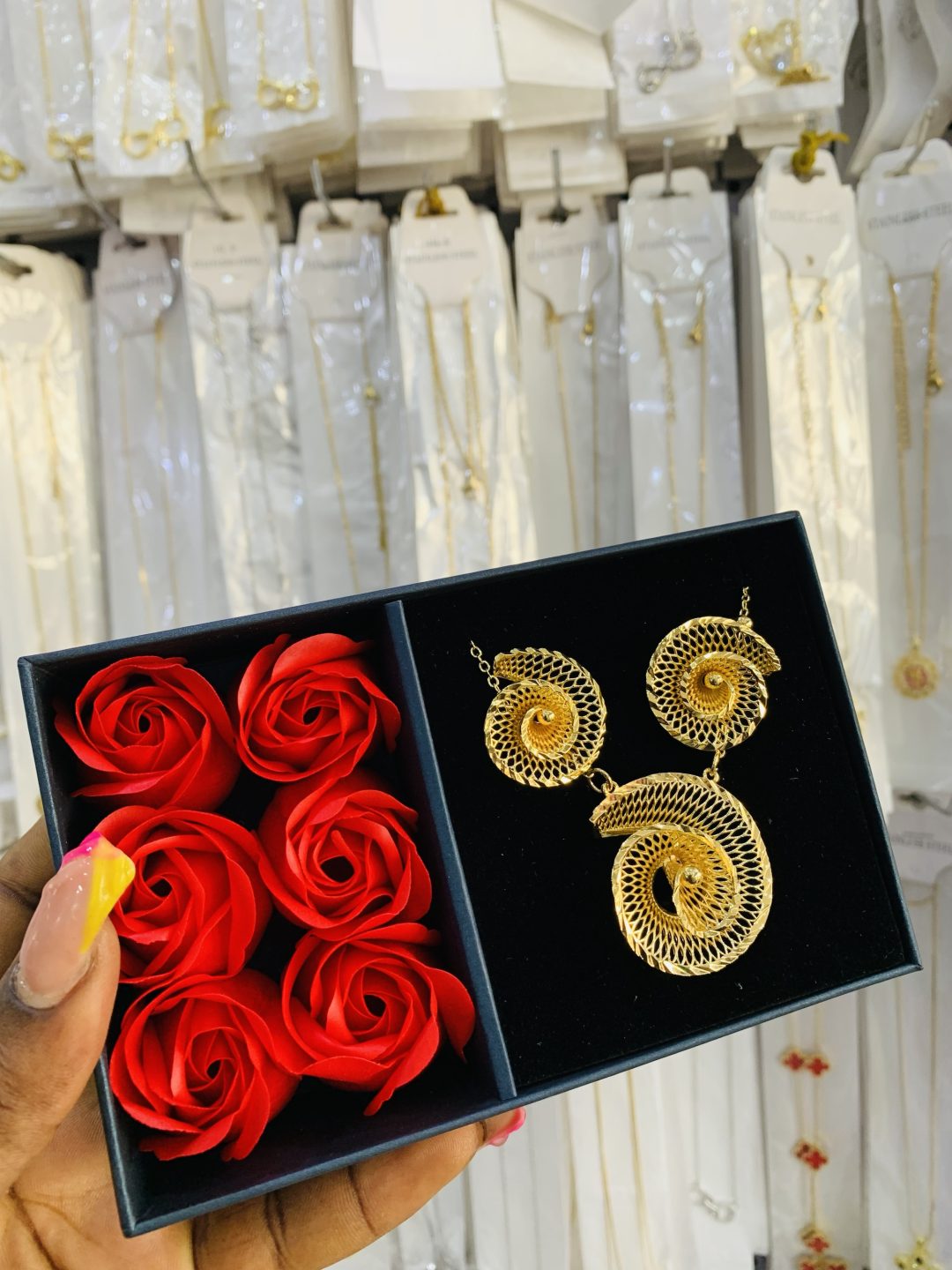 YUE MING GOLD SET WITH EXACT BOX - Image 2