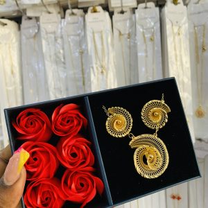 YUE MING GOLD SET WITH EXACT BOX