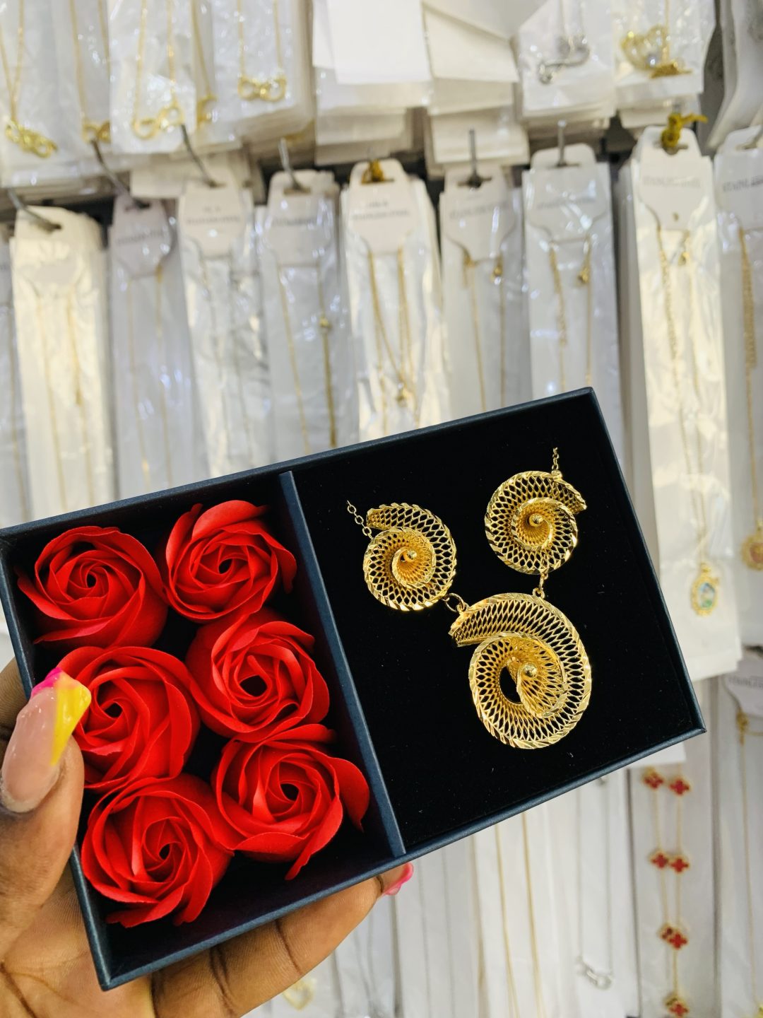 YUE MING GOLD SET WITH EXACT BOX - Image 3