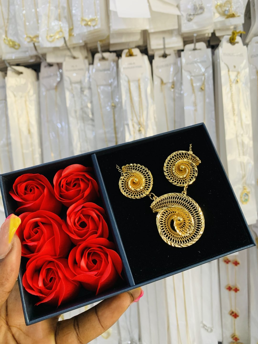YUE MING GOLD SET WITH EXACT BOX - Image 4